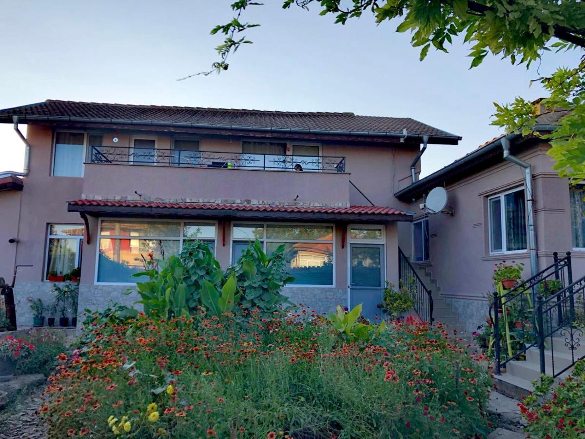 Guest House Ezerets Exterior photo