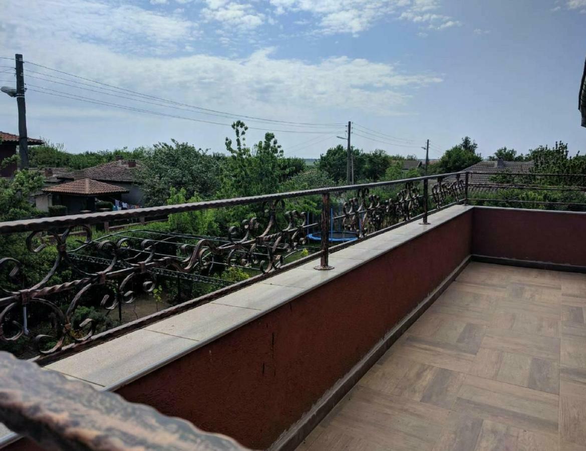 Guest House Ezerets Exterior photo
